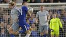 Gelandang Everton, Tom Davies, berebut bola dengan bek Chelsea, Gary Cahill, pada laga Piala Liga di Stadion Stamford Bridge, London, Rabu (25/10/2017). Chelsea menang 2-1 atas Everton. (AP/Alastair Grant)