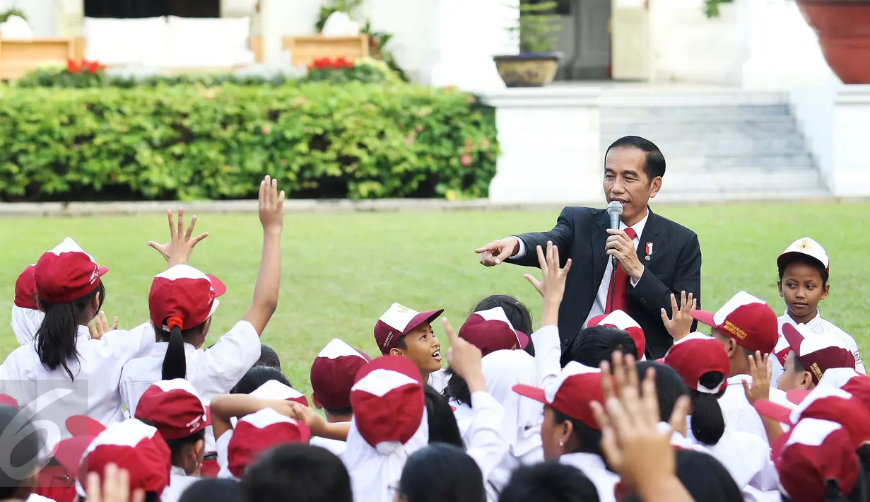 Presiden Joko Widodo saat mendongeng didepan puluhan pelajar di halaman tengah Istana, Jakarta, Rabu (17/5). Jokowi mendongeng untuk anak-anak dengan cerita 'Lutung Kasarung'. (Liputan6.com/Angga Yuniar)