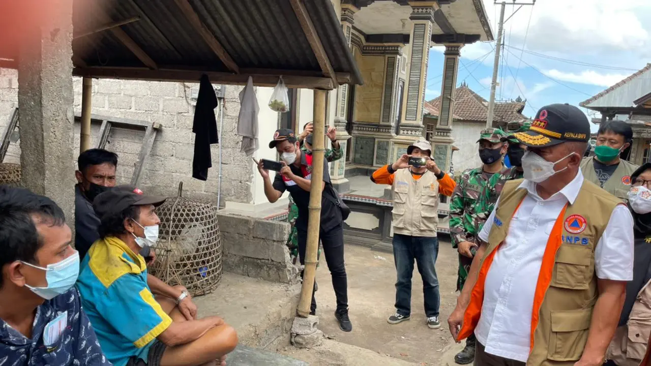 Kepala BNPB Ganip Warsito meninjau wilayah terdampak gempa paling parah di Karangasem, Bali, Minggu (17/10/2021).
