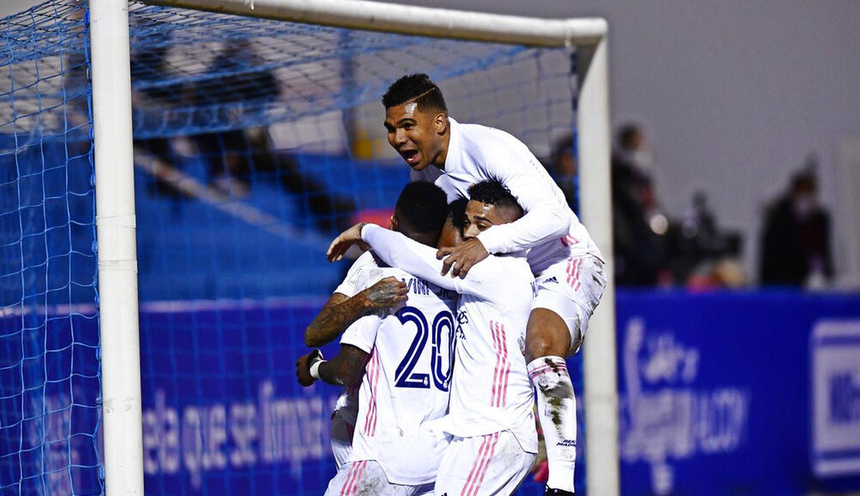 Para pemain Real Madrid merayakan gol yang dicetak oleh Eder Militao ke gawang Alcoyano pada laga Copa del Rey di Stadion El Collao, Rabu (20/1/2021). Real Madrid takluk dengan skor 2-1. (AP/Jose Breton)