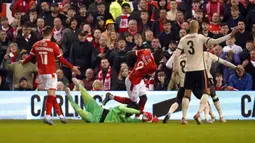 Penjaga gawang Liverpool Alisson melakukan penyelamatan saat melawan Nottingham Forest pada pertandingan sepak bola perempat final Piala FA di City Ground, Nottingham, Inggris, Minggu (20/3/2022). Liverpool menang 1-0. (AP Photo/Jon Super)