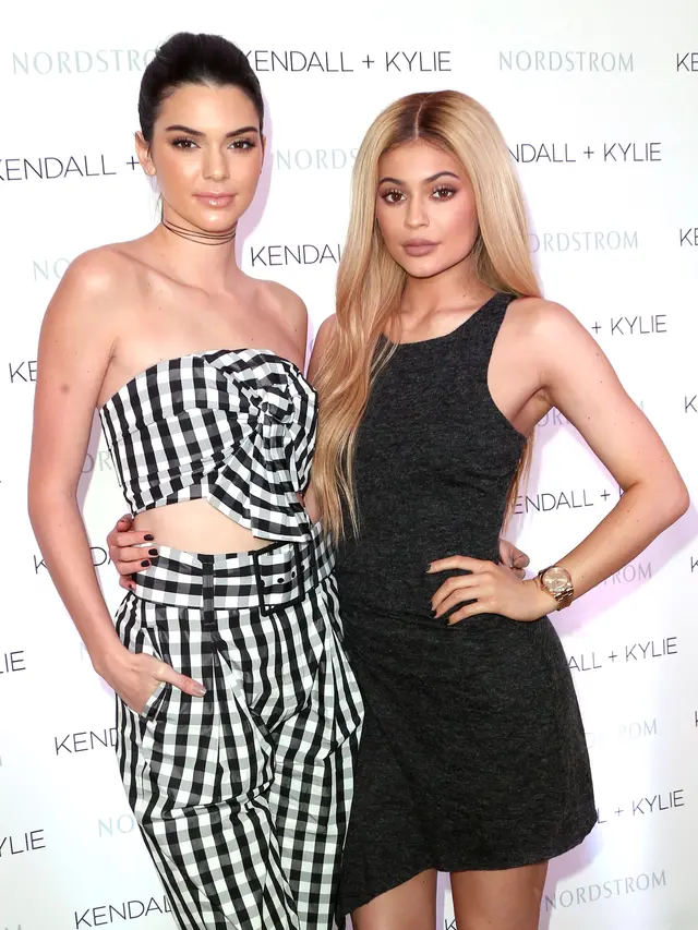 [Bintang] Cemburu, Kylie Jenner Sedih Ibunya Lebih Bangga Terhadap  Kendall Jenner