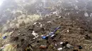 Puing-puing pesawat Twin Otter milik maskapai Tara Air yang sempat hilang kontak di pegunungan Nepal, Rabu (24/2). Pesawat ini jatuh karena cuaca buruk dan menewaskan seluruh penumpang dan kru yang berjumlah 21 orang. (REUTERS/Santosh Gautam)