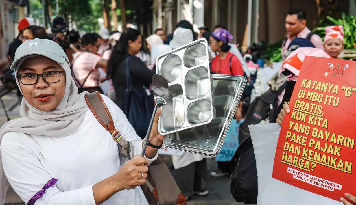 Seorang perempuan memukul peralatan dapur saat melakukan protes menuntut pemerintah meninjau kembali program Makan Bergizi Gratis (MBG), menurunkan harga Bahan Bakar Minyak (BBM), dan membuka lebih banyak lapangan kerja bagi perempuan, di Jakarta, Kamis 18 Juni 2026. (BAY ISMOYO/AFP)