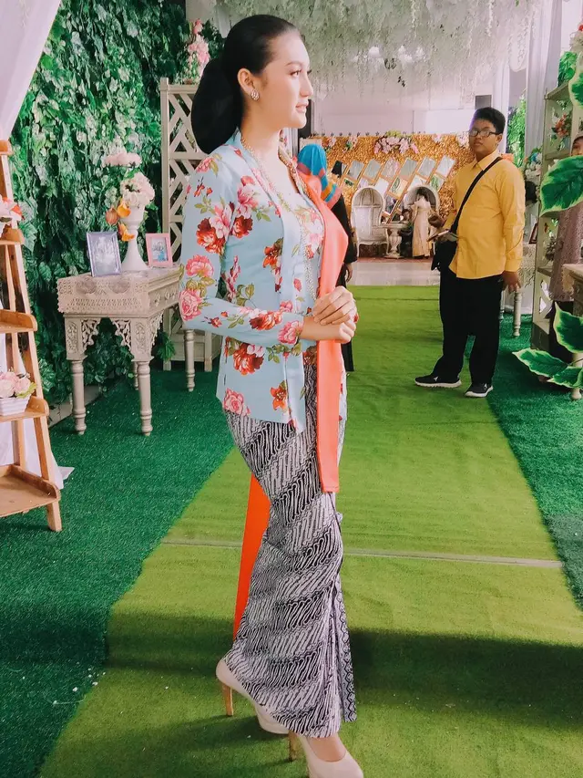 6 Potret Fiolina Tejaay Pakai Kebaya, Dipuji Bak Ibu Pejabat
