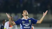Ekspresi pemain Persib, Ilija Spasojevic, saat bertanding melawan Pusamania Borneo FC dalam laga leg kedua perempatfinal Piala Presiden 2015 di Stadion Si Jalak Harupat, Bandung, Sabtu (26/9/2015). (Bola.com/Arief Bagus)