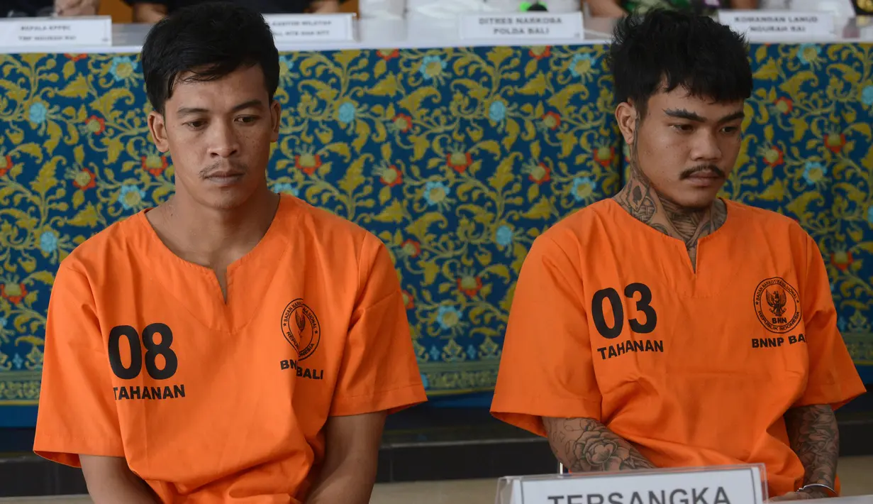 Dua warga Thailand tersangka penyelundup sabu-sabu, Prakob Seetasang (08) dan Adison Phonlamat (03) dalam konferensi pers di Kantor Bea Cukai Ngurah Rai, Denpasar, Senin (27/5/2019). Mereka ditangkap setelah mencoba menyelundupkan 100 butir kapsul sabu dengan cara ditelan. (SONNY TUMBELAKA/AFP)