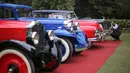 Fotografer mengambil gambar mobil vintage pameran 21 Gun Salute Heritage and Cultural Trust di New Delhi, India, Selasa (6/2). Reli mobil vintage tahunan akan digelar pada 17 dan 18 Februari. (AP Photo/Altaf Qadri)