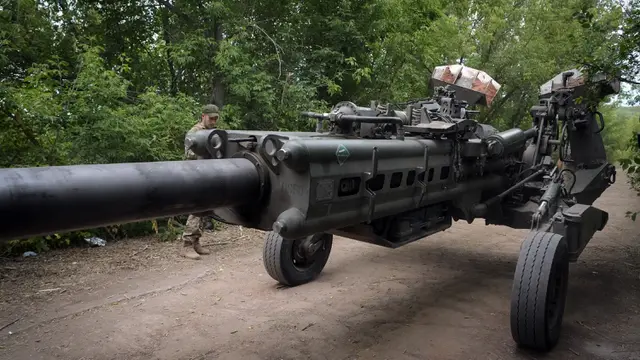 FOTO: Tentara Ukraina Gempur Posisi Rusia Pakai Senjata AS