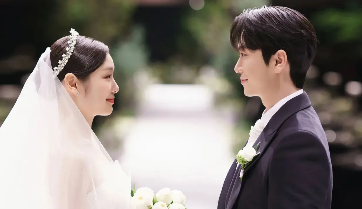 <p>Kim Yuna dan Ko Woo Rim saat hendak mengucapkan janji pernikahan. Keduanya bertatapan dengan penuh cinta. (Foto: Instagram/ yunakim)</p>