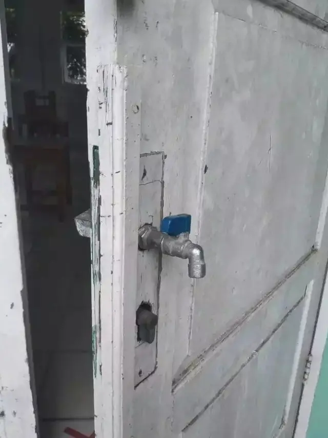 8 Desain Pintu Rumah Ini Nyeleneh Banget, Bikin Geleng Kepala