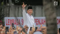 Capres nomor urut 02 Prabowo Subianto tiba di rumah kemenangan kediamannya di Jalan Kertanegara, Kebayoran Baru, Jakarta, Jumat (19/4). Kedatangan Prabowo disambut ribuan pendukungnya yang telah menunggu di Kartanegara dari pagi. (Liputan6.com/Faizal Fanani)