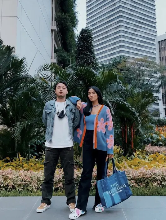 Aulia juga tampil kasual mengenakan cardigan bunga warna biru senada dengan inner tanktopnya. Ia memadukannya dengan celana hitam dan tote bagnya. @owliasarah