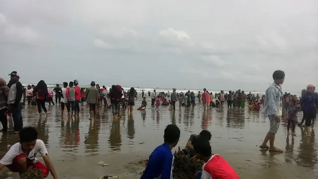 Libur Lebaran, Wisatawan Menyemut di Pantai Bagedur Banten