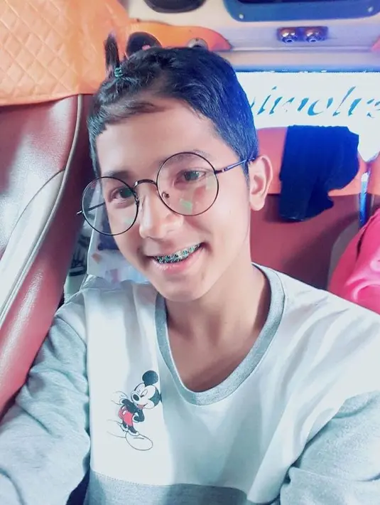 Sejak dulu Jirayut ternyata sudah hobi menghibur orang di sekitarnya. Ia sudah murah senyum sejak dulu. [Instagram.com/jirayutdaa4official]