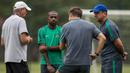 Pelatih Timnas Indonesia, Alfred Riedl, bersama staff kepelatihan memberikan pengarahan kepada Boaz Solossa sebelum memulai latihan di Lapangan SPH Karawaci, Banten, Minggu (11/12/2106). (Bola.com/Vitalis Yogi Trisna)