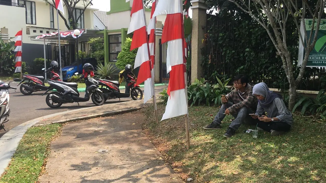 Suasana depan perumahan tempat penangkapan teroris Serpong Utara, Tangsel. (Liputan6.com/Pramita Tristiawati)