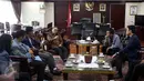 Suasana pertemuan Ketua MPR Zulkifli Hasan dan Badan Eskekutif Mahasiswa (BEM), Jakarta, Kamis (30/3). Pertemuan tersebut membahas isu - isu terkini salah satunya Ketua MPR menanggapi seruan aksi 313 besok. (Liputan6.com/Johan Tallo)
