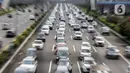 Kendaraan memadati ruas Tol Jagorawi, Jakarta Timur, Kamis (15/5/2021). Kepadatan kendaraan terjadi karena mobilitas warga untuk silaturahmi dan berlibur Lebaran. (Liputan6.com/Faizal Fanani)