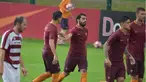 Mohamed Salah (tengah) merayakan gol bersama rekannya saat melawan AC Pinzolo pada laga uji coba di Pinzolo, Italia (13/7/2016). AS Roma menang 16-0. (Bola.com/asroma.com)