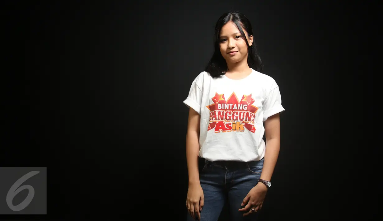 Finalis asal Batam, Anggi berpose saat sesi foto di SCTV Tower, Jakarta, Rabu (17/5). Kelima finalis paling berbakat ini akan mengikuti karantina dan diberikan pelatihan sebelum menuju ke acara grand final pada 19 Mei 2017. (Liputan6.com/Fatkhur Rozaq)