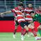 Pemain Persebaya Surabaya, Malik Risaldi, berusaha melewati pemain Madura United pada lanjutan BRI Super League 2025/2026 di Stadion Gelora Bung Tomo Jumat (17/4/2026). (Bola.com/M Iqbal Ichsan)