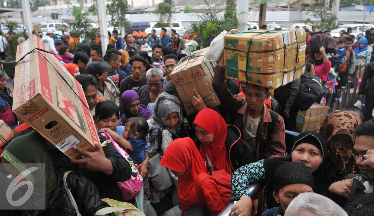 Sejumlah pemudik mulai memadati Stasiun Senen  jelang Lebaran, Jakarta, Selasa (7/7/2015). Para pemudik mengaku sengaja mudik lebih awal untuk menghindari puncak arus mudik yang diperkirakan akan terjadi pada H-5 Lebaran. (Liputan6.com/Herman Zakharia)