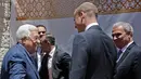 Pangeran William dari Inggris ketika diterima Presiden Palestina Mahmud Abbas (kiri) di Tepi Barat Kota Ramallah, (27/6). Pada kunjungannya itu Pangeran William menyuarakan harapan untuk perdamaian abadi di Timur Tengah. (AFP PHOTO / Abbas Momani)
