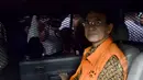 Mantan Menteri Agama Suryadharma Ali memasuki mobil tahanan yang telah menjemputnya usai menjalani pemeriksaan di KPK, Jakarta, Selasa (21/4/2015). SDA diperiksa sebagai tersangka kasus penyelenggaraan haji tahun 2012-2013.(Liputan6.com/Yoppy Renato)