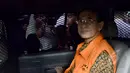 Mantan Menteri Agama Suryadharma Ali memasuki mobil tahanan yang telah menjemputnya usai menjalani pemeriksaan di KPK, Jakarta, Selasa (21/4/2015). SDA diperiksa sebagai tersangka kasus penyelenggaraan haji tahun 2012-2013.(Liputan6.com/Yoppy Renato)
