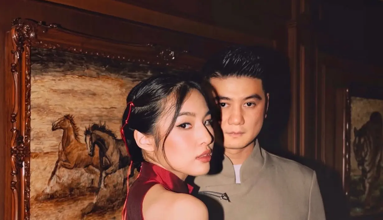 Tiffany Soetanto dan Chef Arnold tampil bak royal couple dengan busana Imlek yang kontras. [@tiffanysoetanto]