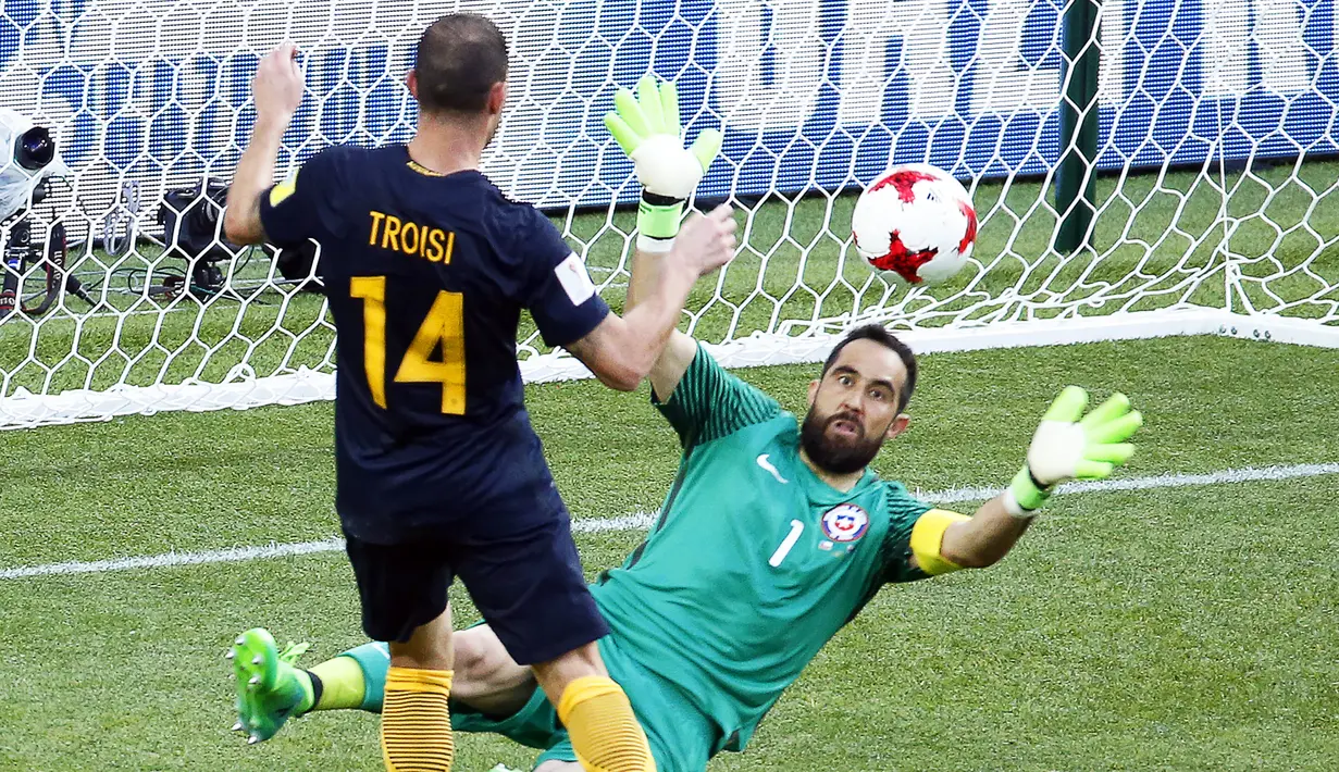 Gelandang Australia, J. Troisi, mencetak gol ke gawang Cile pada laga Grup B Piala Konfederasi 2017 di Arena Otkrytiye, Moskow, Minggu (25/6/2017). Cile bermain imbang 1-1 dengan Australia. (EPA/Sergei Chirikov)