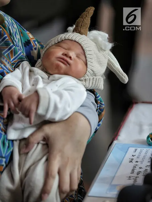 Anak kedua Poppy Bunga dan Muhammad Arkandra Malik Riphat usai memberi keterangan pers di RS Meilia, Depok, Jawa Barat, Jumat (20/7). Poppy melahirkan anak laki-laki pada 17 Juli 2018. (Liputan6.com/Faizal Fanani)