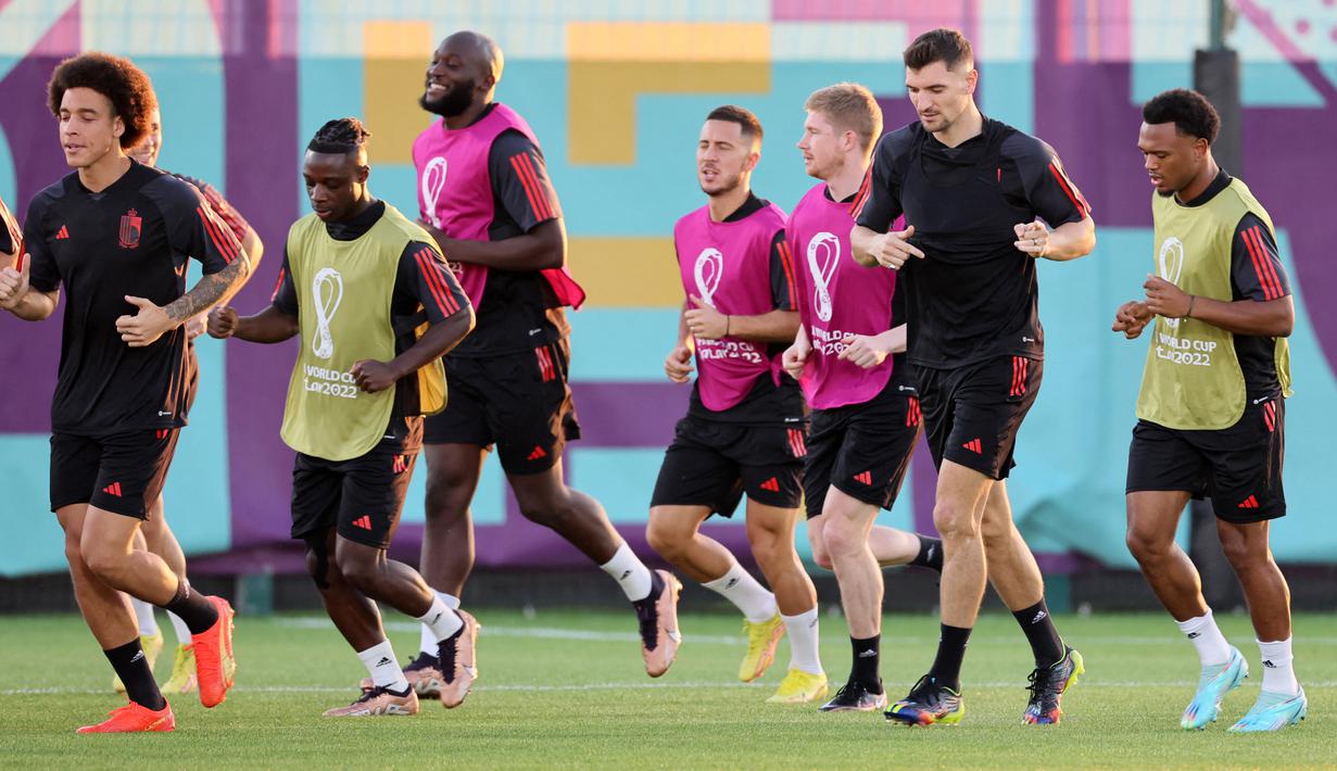 <p>Para pemain Belgia melakukan pemanasan selama sesi latihan tim di Salwa Training Site di Pantai Salwa, Doha pada 30 November 2022. Belgia akan bertanding melawan Kroasia pada grup F Piala Dunia 2022 Qatar di Stadion Ar Rayyan, Qatar, Kamis (1/12) pukul 22.00 WIB. (AFP/Jack Guez)</p>