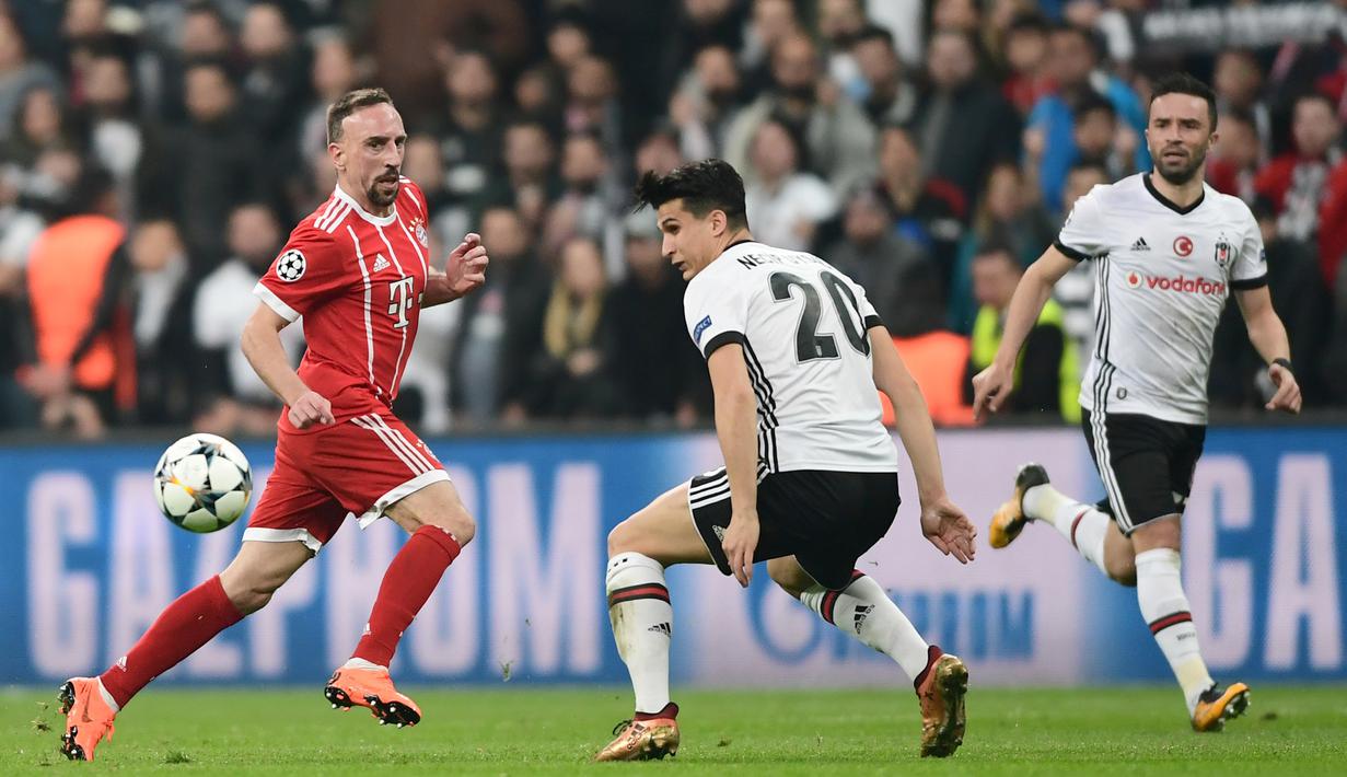 Aksi Franck Ribery (kiri) mengecoh pemain Besiktas, Necip Uysal pada leg kedua 16 besar Liga Champions di Vodafone Stadyumu, Besiktas Park, Istanbul, (14/3/2018). Bayern menang 3-1. (AFP/Ozan Kose)