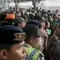 Ratusan Bonek sempat tertahan oleh petugas keamanan dari TNI-Polri dan keamanan stasiun Senen, namun akhirnya diizinkan keluar.