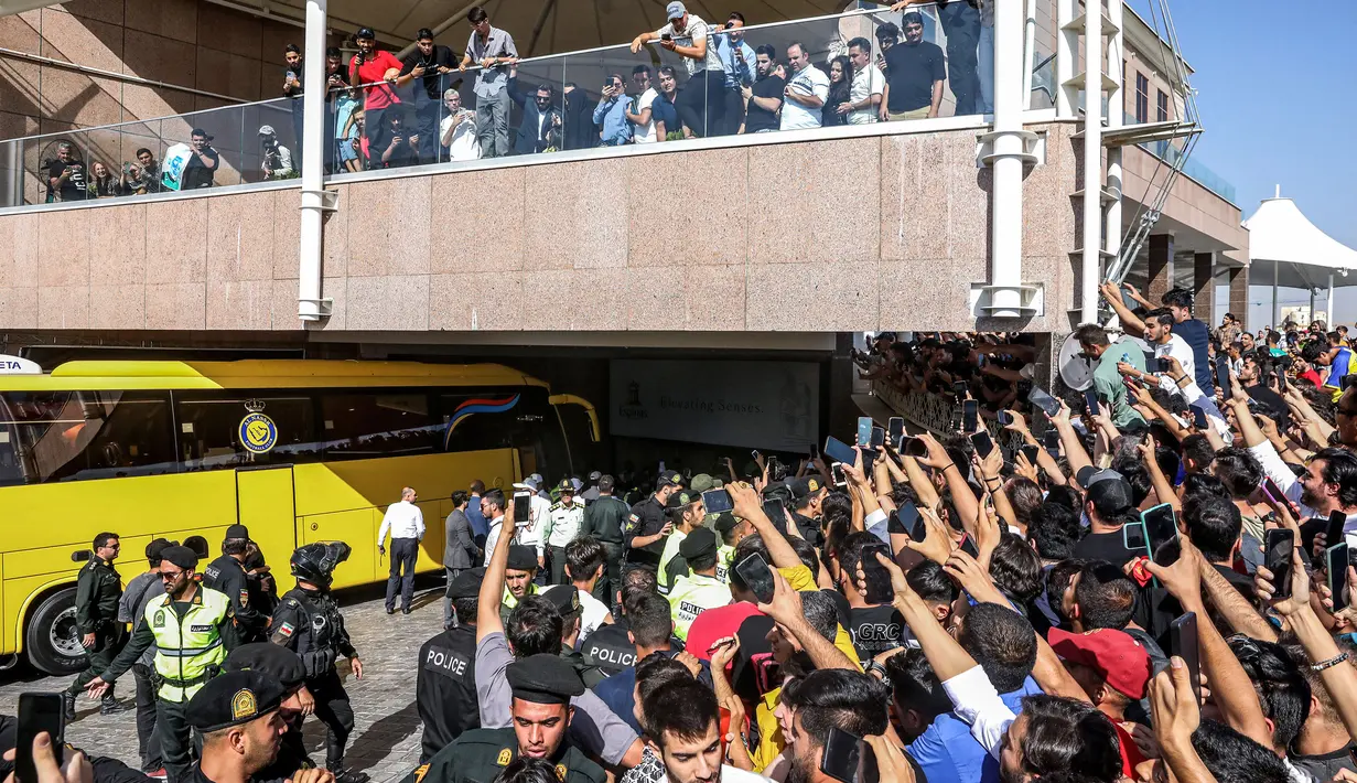 Sejumlah masyarakat Tehran menyambut kedatangannya tim Al-Nassr menjelang laga Liga Champions Asia 2023 melawan Persepolis FC, Selasa (19/09/2023). (AFP/Payam Parsae)