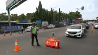 Sejumlah petugas kepolisian dikerahkan untuk mengurai kemacetan ini. (Liputan6.com/Angga Yuniar)