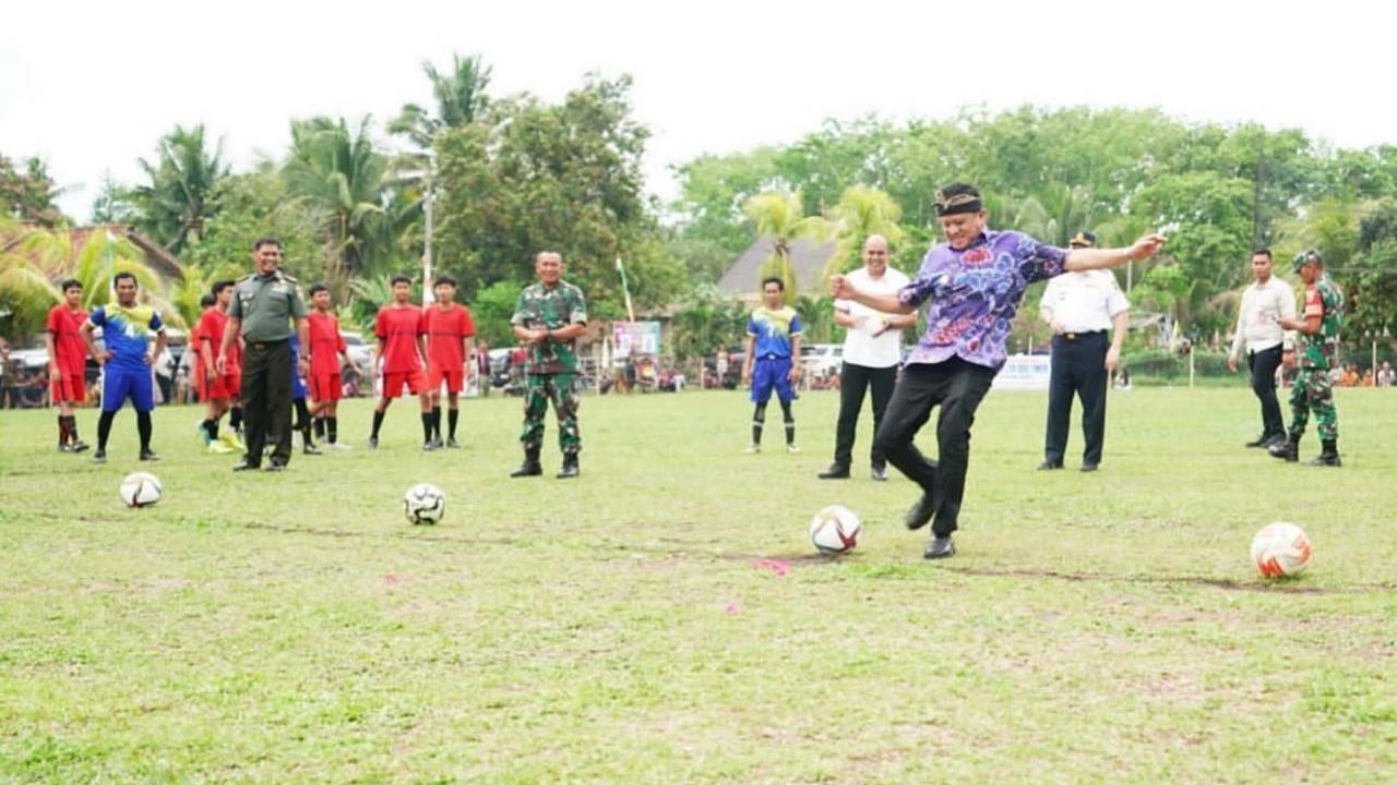 Pantun Jenaka Enos Meriahkan Pembukaan Turnamen Sepakbola Bupati Cup OKU Timur 2023