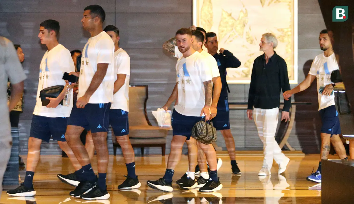 Pemain Timnas Argentina, Leonardo Balerdi (kiri), Walter Daniel Benitez (tengah) dan Alexis Mac Allister, saat tiba di hotel setelah menjalani latihan di Stadion Utama Gelora Bung Karno, Jakarta, Sabtu (17/6/2023). (Bola.com/Bagaskara Lazuardi)