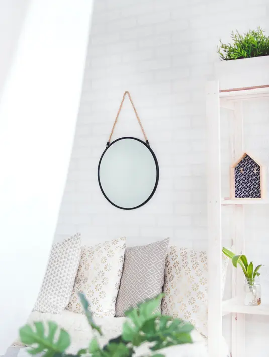 Pasang cermin di salah satu dinding untuk memberi kesan ruangan yang lebih lapang./Copyright pexels.com/@punchbrandstock