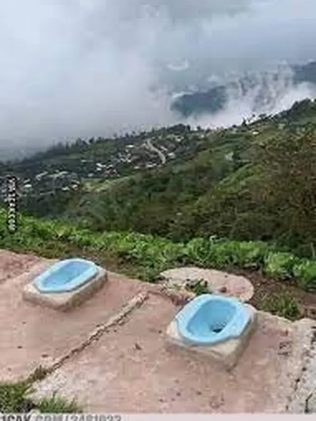 8 Toilet Outdoor dengan Konsep Bisa Buat Ngobrol Ini Kelewat Unik