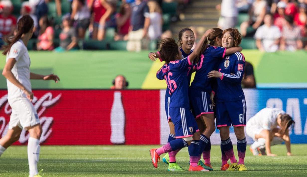 Pemain Jepang merayakan kemenangan atas Inggris. (AFP PHOTO/Geoff Robins)