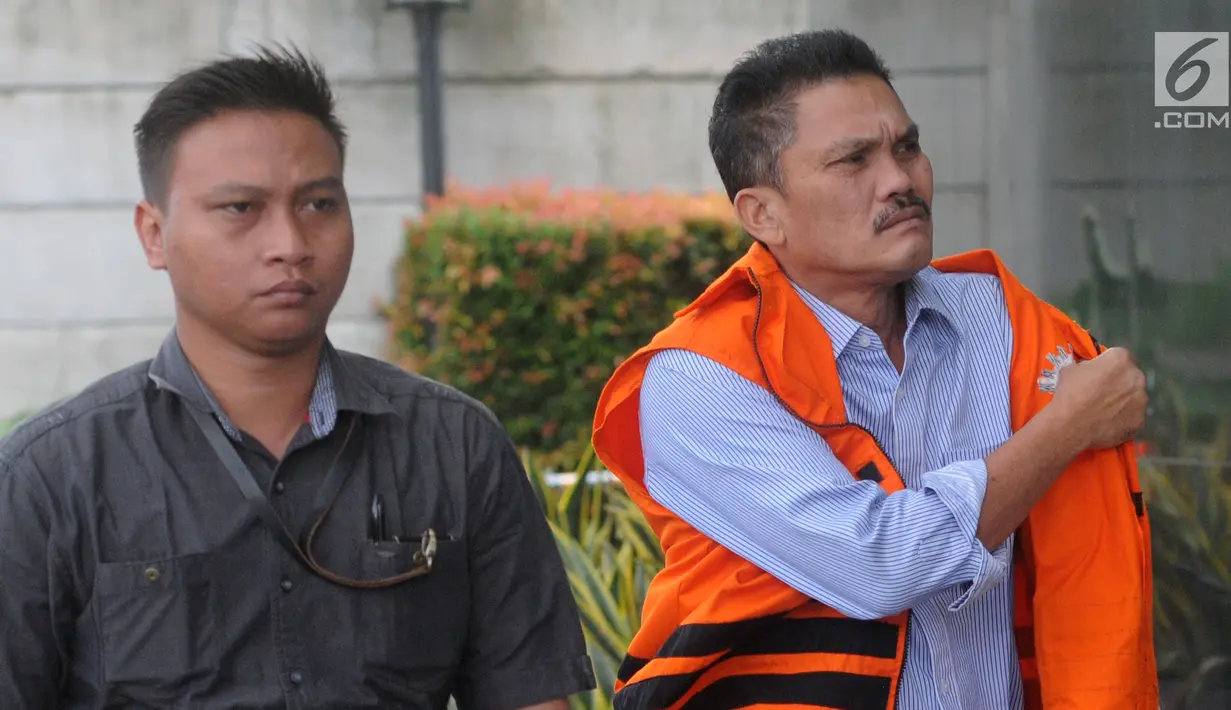 Mantan Anggota DPRD Sumatera Utara Tonnies Sianturi tiba di Gedung KPK, Jakarta, Jumat (28/12). Tonnies akan menjalani pemeriksaan lanjutan oleh penyidik Komisi Pemberantasan Korupsi (KPK). (Merdeka.com/Dwi Narwoko)