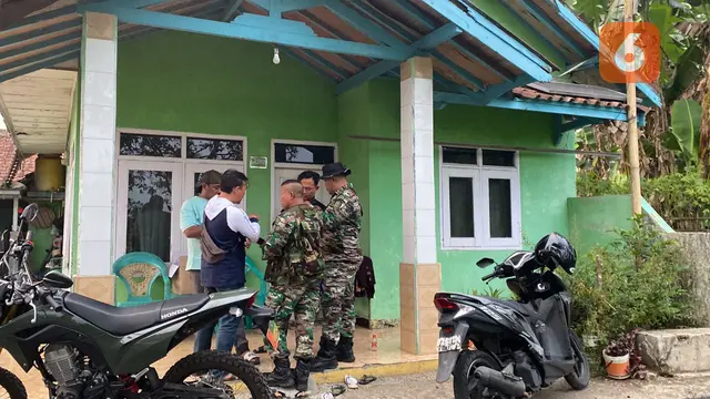 Pengamanan rumah terduga teroris yang digeledah Densus 88 anti teror, di Desa/Kecamatan Kebonpedes Kabupaten Sukabumi (Liputan6.com/Fira Syahrin).