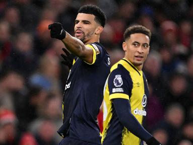 Premier League 2023/2024 resmi ditinggalkan Harry Kane, pesepak bola Inggris tertajam dalam beberapa musim terakhir yang memilih hijrah ke Bundesliga bersama Bayern Munchen. Sepeninggal Harry Kane, tercatat ada 4 pesepak bola Inggris yang bersaing unjuk ketajaman di Premier League 2023/2024 hingga memasuki paruh musim. Siapa saja? Ini dia daftar lengkap empat pemain tersebut. (AFP/Oli Scarff)