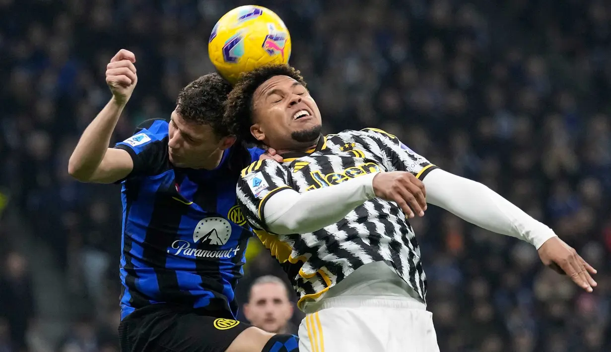 Kedua tim bergantian melancarkan serangan. (AP Photo/Antonio Calanni)