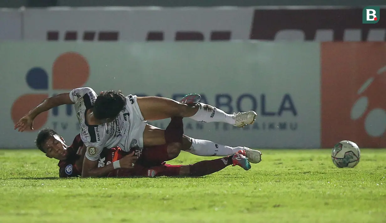 Pemain Borneo FC, M. Sihran (bawah) berebut bola dengan pemain Bali United, I Made Andhika dalam laga pekan ke-5 BRI Liga 1 2021/2022 di Stadion Indomilk Arena, Tangerang, Selasa (28/09/2021). Kedua tim bermain imbang 1-1. (Bola.com/Bagaskara Lazuardi)