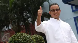 Cagub DKI Jakarta 2017 Anies Baswedan mengacungkan jempol kepada awak media saat akan menjalani tes kesehatan di RSAL Dr. Mintoharjo, Jakarta, Sabtu (24/9). Tes tersebut merupakan tahapan pendaftaran cagub dan cawagub. (Liputan6.com/Immanuel Antonius)