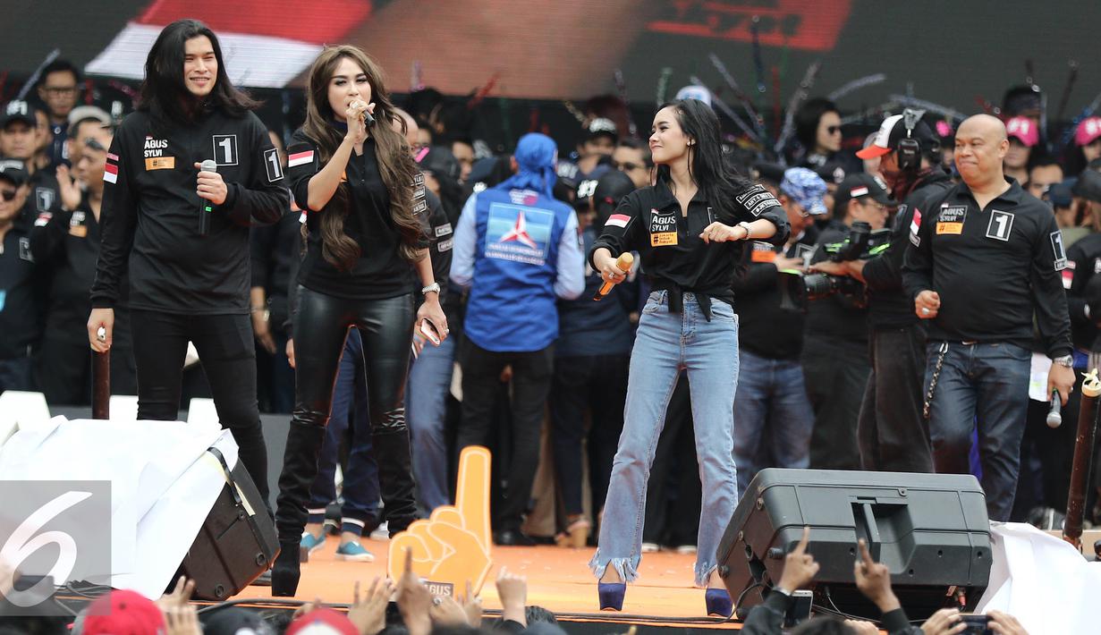 Penampilan sejumlah musisi yang menghibur penonton dalam Kampanye Akbar Satukan Jakarta di kawasan Kuningan, Jakarta, Sabtu (11/2). Sederet artis ikut memeriahkan kampanye akbar dari pasangan Agus - Sylviana tersebut. (Liputan6.com/Herman Zakharia)